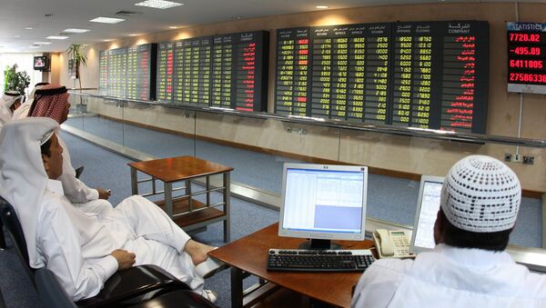 Investors follow the stock market activity on monitors at the Doha Securities Market - Sputnik International
