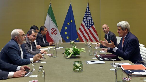 US Secretary of State John Kerry (R) talks with Iranian Foreign Minister Mohammad Javad Zarif - Sputnik International
