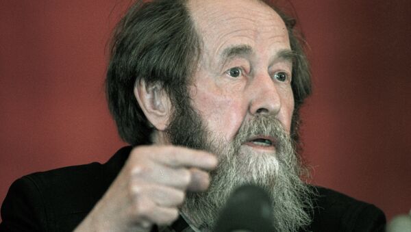 Writer Alexander Solzhenitsyn answering correspondents' questions at a news conference in Vladivostok. - Sputnik International