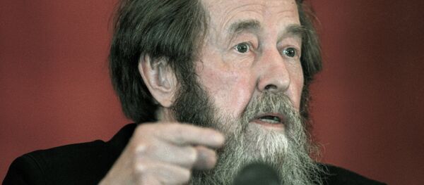 Writer Alexander Solzhenitsyn answering correspondents' questions at a news conference in Vladivostok. - Sputnik International