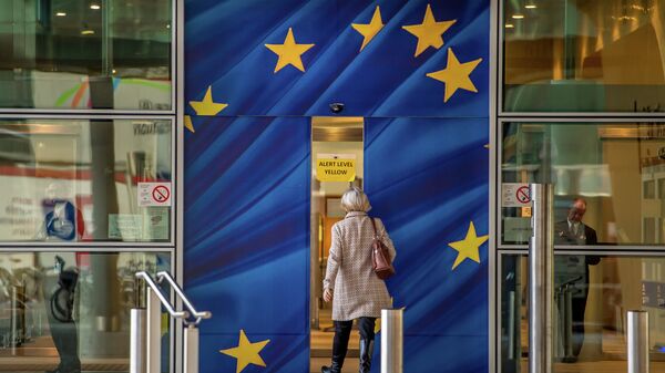 An image taken on April 24, 2015 shows a woman walking into the European Commission building in Brussels - Sputnik International