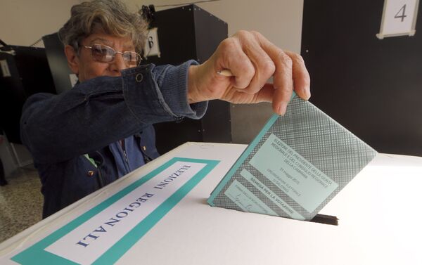 A woman casts her ballot at a polling station in Salerno, Italy May 31, 2015 - Sputnik International