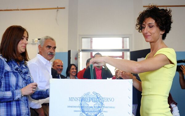 Agnese Landini, right, wife of Italian Premier Matteo Renzi, casts her ballot at a polling station in Pontassieve, near Florence, Italy Sunday, May 31, 2015 - Sputnik International