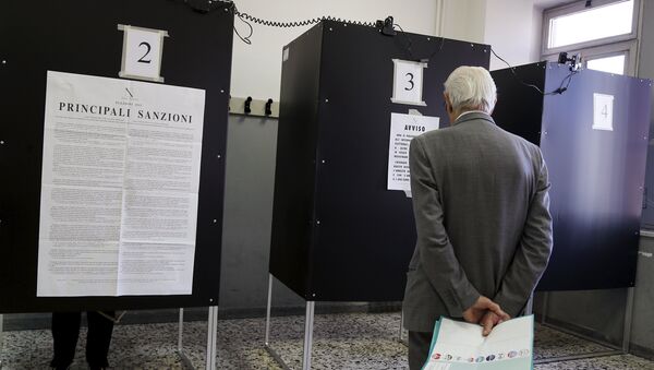 A man waits to enter a polling booth to cast his ballot at a polling station in Salerno, Italy May 31, 2015 - Sputnik International