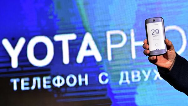Head of Yota Devices Vladislav Martynov holds a Yotaphone with dual screen during its presentation in central Moscow on December 2, 2014 - Sputnik International