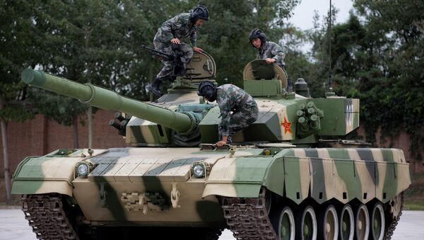 Chinese People's Liberation Army cadets get on a 96 Main Battle Tank - Sputnik International