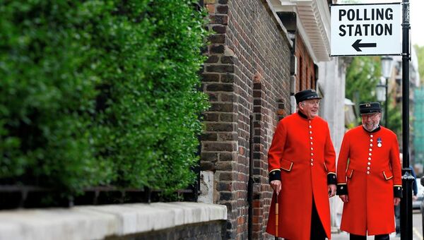 Chelsea Pensioners as they see the media after voting at a polling station in London. - Sputnik International