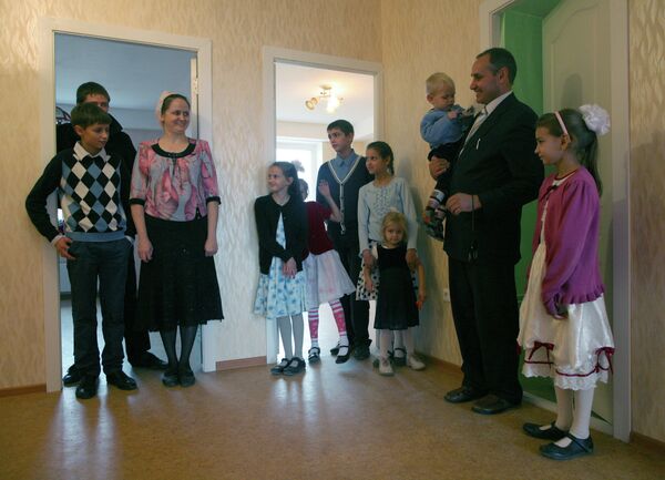 Large family take up residence in new flat Large family take up residence in new flat - Sputnik International