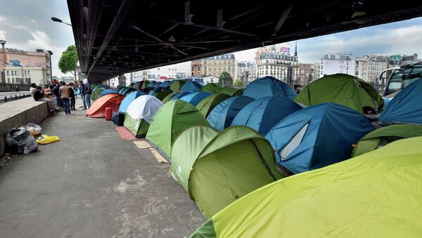 Hundreds of migrants, mostly from East Africa, live in this camp, some for a year, under the elevated railway near the Porte de la Chapelle in Paris on 26 May, 2015 - Sputnik International