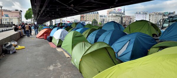 Hundreds of migrants, mostly from East Africa, live in this camp, some for a year, under the elevated railway near the Porte de la Chapelle in Paris on 26 May, 2015 - Sputnik International
