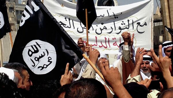 Demonstrators chant pro-al-Qaida-inspired Islamic State of Iraq and the Levant (ISIL) as they wave al-Qaida flags in front of the provincial government headquarters in Mosul. File photo - Sputnik International