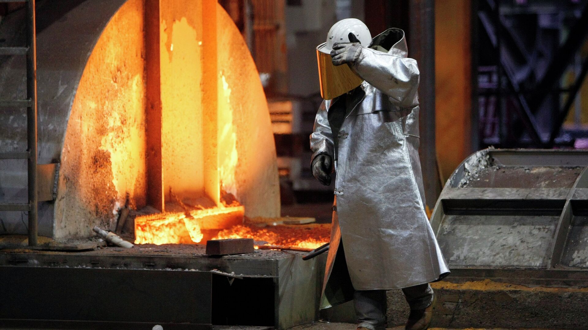 A worker walks in the new furnace at the ThyssenKrupp steel factory in Duisburg, Germany - Sputnik International, 1920, 01.05.2022