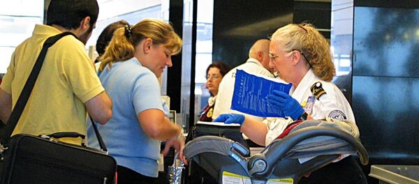 TSA agent checks traveler's baggage. - Sputnik International