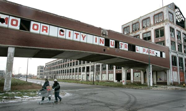 Pedestrians walk by the abandoned Packard plant in Detroit, file photo. Pedestrians walk by the abandoned Packard plant in Detroit, file photo. - Sputnik International