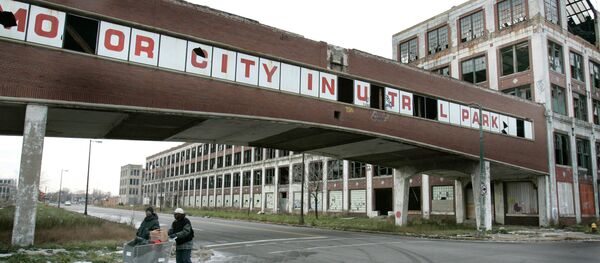 In this Dec. 11, 2008 file photo, pedestrians walk by the abandoned Packard plant in Detroit In this Dec. 11, 2008 file photo, pedestrians walk by the abandoned Packard plant in Detroit - Sputnik International