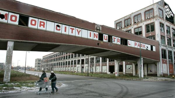 In this Dec. 11, 2008 file photo, pedestrians walk by the abandoned Packard plant in Detroit - Sputnik International