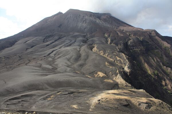 The lava-drenched slope of Mt. Pagan. - Sputnik International