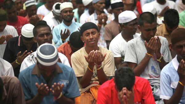 Migrants weep during a Friday prayer at a temporary shelter in Langsa, Aceh province, Indonesia, Friday, May 22, 2015 - Sputnik International