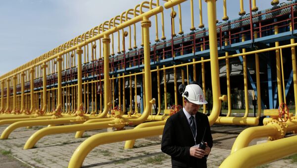 An employee walks past gas pipes at the gas compressor station in Velke Kapusany, Slovakia - Sputnik International
