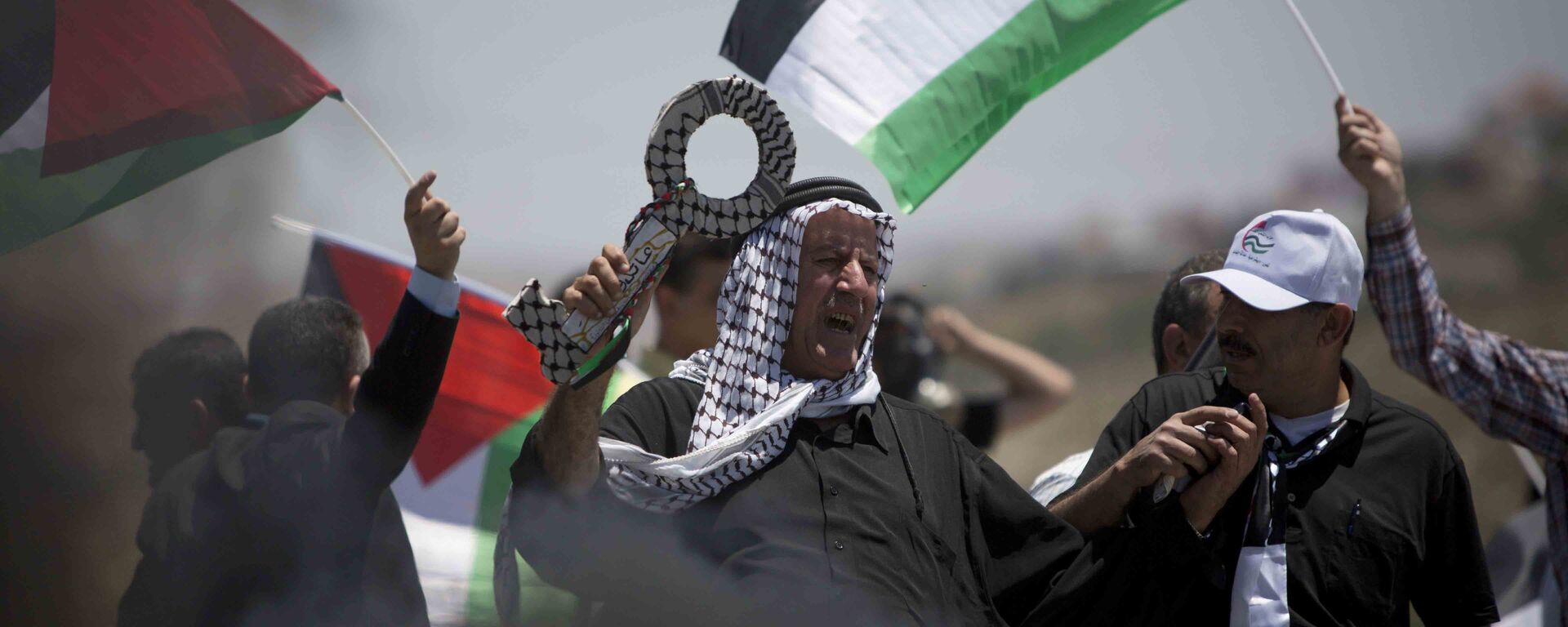 CORRECTS SECOND SENTENCE - A Palestinian holds a large key symbolizing the right of return for refugees during clashes after a rally marking Nakba Day at Hawara checkpoint near the West Bank city of Nablus, Saturday, May 16, 2015 - Sputnik International, 1920, 06.02.2021