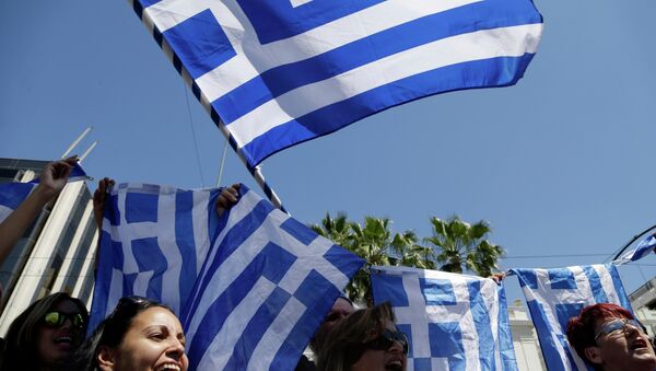 Greek farmers' market vendors shout slogans during a protest outside Greece's Parliament in Athens - Sputnik International