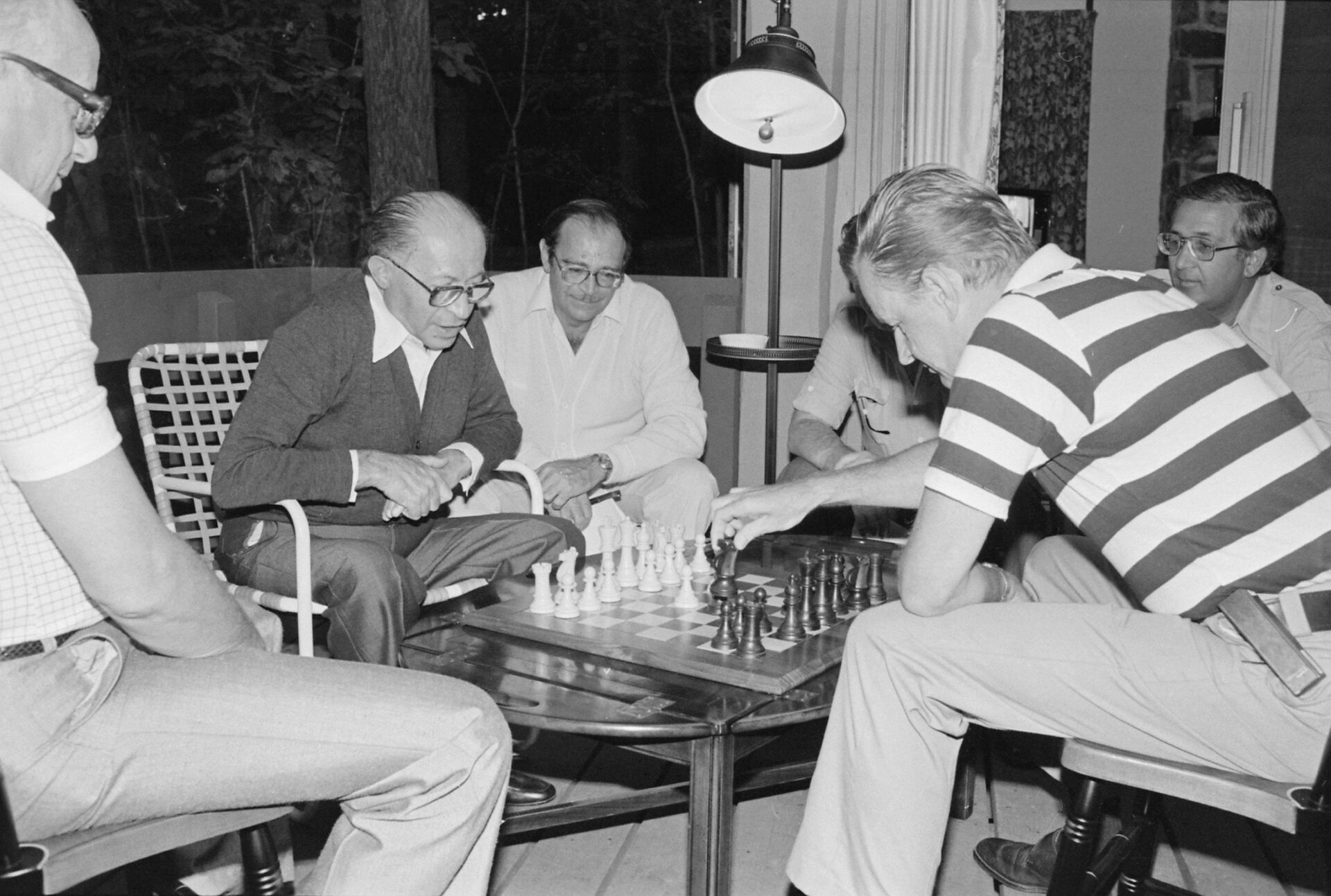 Menahem Begin and Zbigniew Brzezinski play chess during the Camp David Summit - Sputnik International, 1920, 09.12.2021