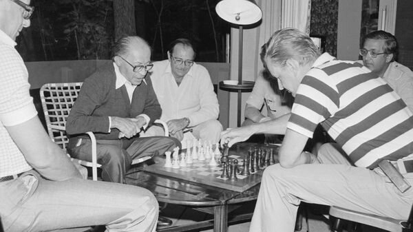 Menahem Begin and Zbigniew Brzezinski play chess during the Camp David Summit - Sputnik International