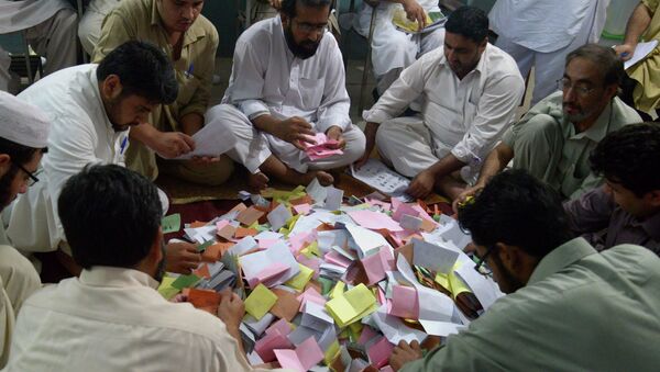 Pakistani presiding officers count ballots in Peshawar on May 30, 2015 - Sputnik International