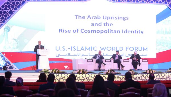 Center for Middle East Policy's senior fellow with the Project on US Relations with the Islamic World, Shibley Telhami (L), delivers a speech during a panel discussion as part of the US-Islamic World Forum on June 1, 2015 in the Qatari capital Doha - Sputnik International