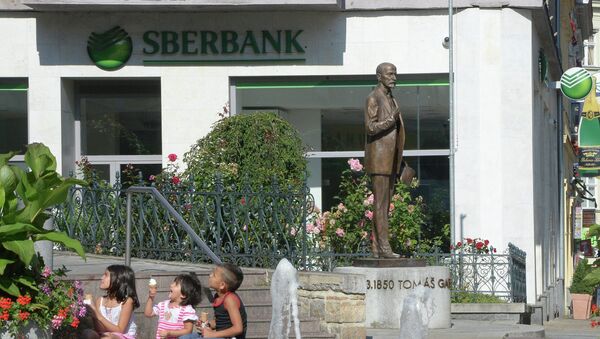 Monument to the first president of Czechoslovakia Tomas Masaryk outside a branch of Russia's Sberbank in Karlovy Vary - Sputnik International