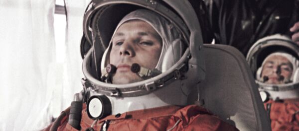 Yuri Gagarin and German Titov on their way to Baikonur Space Center - Sputnik International