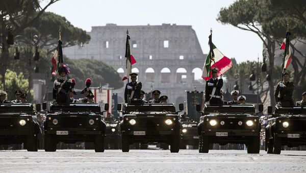 Members of the Italian Armed Forces are framed by the Colosseum, visible in background, in Rome, Tuesday, June 2, 2015 during the Republic Day parade. - Sputnik International