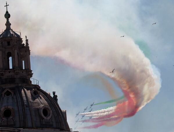 The 'Frecce Tricolori' Italian Air Force acrobatic squad fly over Rome, Tuesday, June 2, 2015 during the Republic Day parade celebrating the anniversary of the birth of the Italian Republic in 1946. - Sputnik International