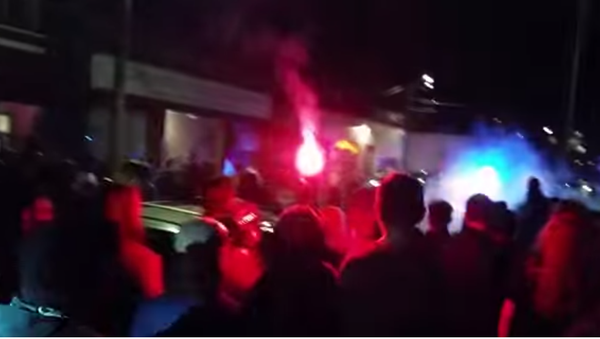 Activists Clash With Pro-Police White Supremacists in Washington (VIDEO) - Sputnik International
