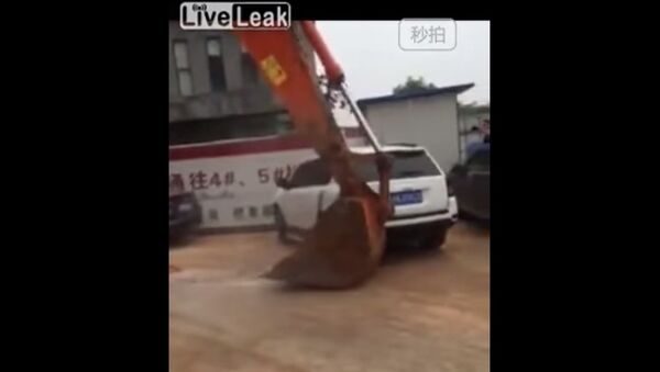 Authorities dispatch excavator to clear illegal parking - Sputnik International