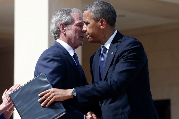 President Barack Obama embraces former President George W. Bush after he spoke at the dedication of the George W. Bush presidential library. - Sputnik International