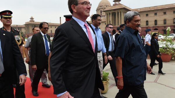 Indian Defence Minister Manohar Parrikar (R) walks with US Secretary of Defence Ashton Carter (C) ahead of a guard of honour at the Ministry of Defence in New Delhi on June 3, 2015 - Sputnik International
