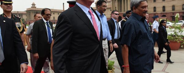 Indian Defence Minister Manohar Parrikar (R) walks with US Secretary of Defence Ashton Carter (C) ahead of a guard of honour at the Ministry of Defence in New Delhi on June 3, 2015 Indian Defence Minister Manohar Parrikar (R) walks with US Secretary of Defence Ashton Carter (C) ahead of a guard of honour at the Ministry of Defence in New Delhi on June 3, 2015 - Sputnik International