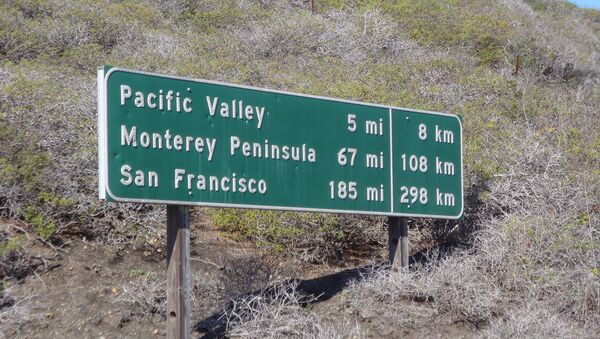 Somewhere in the middle of nowhere, along PCH, they are converting Americans to the Metric system - Sputnik International