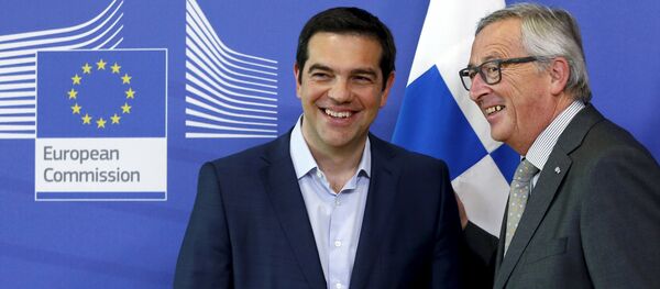 Greek Prime Minister Alexis Tsipras is welcomed by European Commission President Jean-Claude Juncker (R) ahead of a meeting at the EU Commission headquarters in Brussels, Belgium, June 3, 2015 - Sputnik International