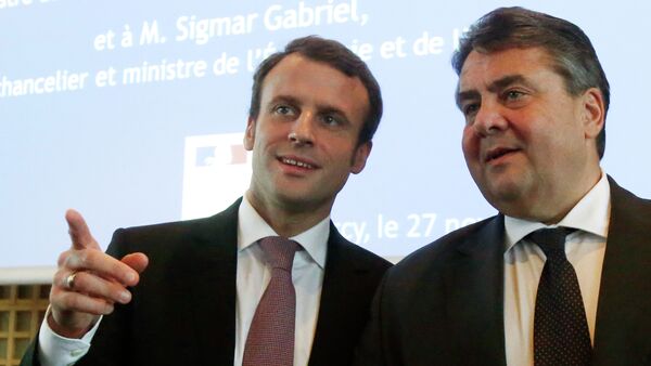 German Economy Minister and Vice Chancellor Sigmar Gabriel, right, and French Economy Minister Emmanuel Macron. - Sputnik International