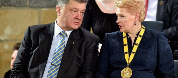 President Petro Poroshenko of Ukraine, left, talks to president Dalia Grybauskaite of Lithuania - Sputnik International