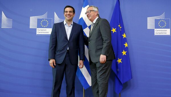 Greek Prime Minister Alexis Tsipras (L) poses with European Commission President Jean-Claude Juncker ahead of a meeting at the EU Commission headquarters in Brussels, Belgium, June 3, 2015 - Sputnik International