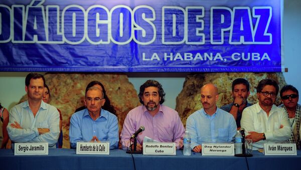 Cuban guarantor of the peace talks Rodolfo Benitez (C) speaks during a press conference at the end of the 37th cycle of the peace talks between the Colombian government and the Revolutionary Armed Forces of Colombia, at Convention Palace in Havana, on June 4 , 2015 - Sputnik International