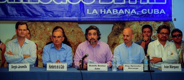 Cuban guarantor of the peace talks Rodolfo Benitez (C) speaks during a press conference at the end of the 37th cycle of the peace talks between the Colombian government and the Revolutionary Armed Forces of Colombia, at Convention Palace in Havana, on June 4 , 2015 Cuban guarantor of the peace talks Rodolfo Benitez (C) speaks during a press conference at the end of the 37th cycle of the peace talks between the Colombian government and the Revolutionary Armed Forces of Colombia, at Convention Palace in Havana, on June 4 , 2015 - Sputnik International
