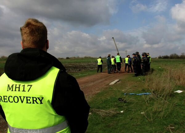 Dutch and Malaysian experts visit site of Malaysia Airlines flight MH17 plane crash Dutch and Malaysian experts visit site of Malaysia Airlines flight MH17 plane crash - Sputnik International