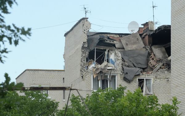 Residential building damaged by the artillery shelling of the city of Mayrinka near Donetsk by Ukrainian forces - Sputnik International
