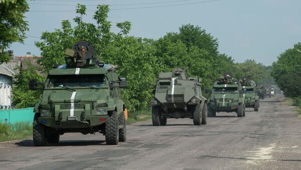 A convoy of Ukrainian armored vehicles move on the outskirts of Marinka, Donetsk region, eastern Ukraine - Sputnik International