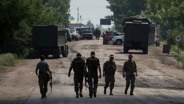 Ukrainian servicemen from battalion Kiev1 walk outside a checkpoint near Marinka, Donetsk region, eastern Ukraine - Sputnik International