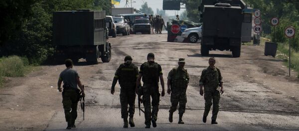 Ukrainian servicemen from battalion Kiev1 walk outside a checkpoint near Marinka, Donetsk region, eastern Ukraine - Sputnik International